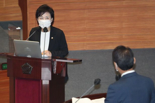 김현미 국토교통부 장관이 16일 국회 본회의에서 진행된 경제분야 대정부질문에서 답변하고 있다. [국회사진기자단]